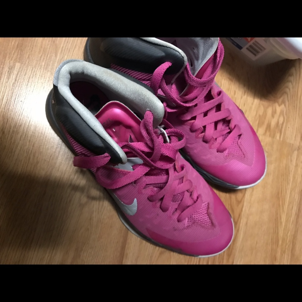 Tennis shoes
